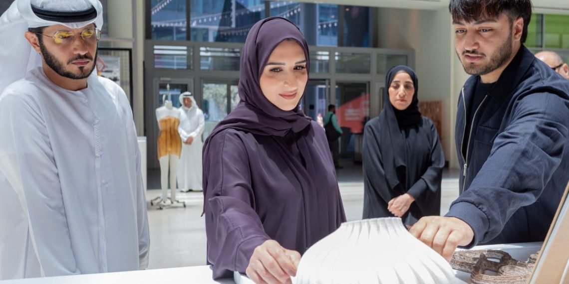 هالة بدري خلال زيارتها لمعرض الخريجين السنوي