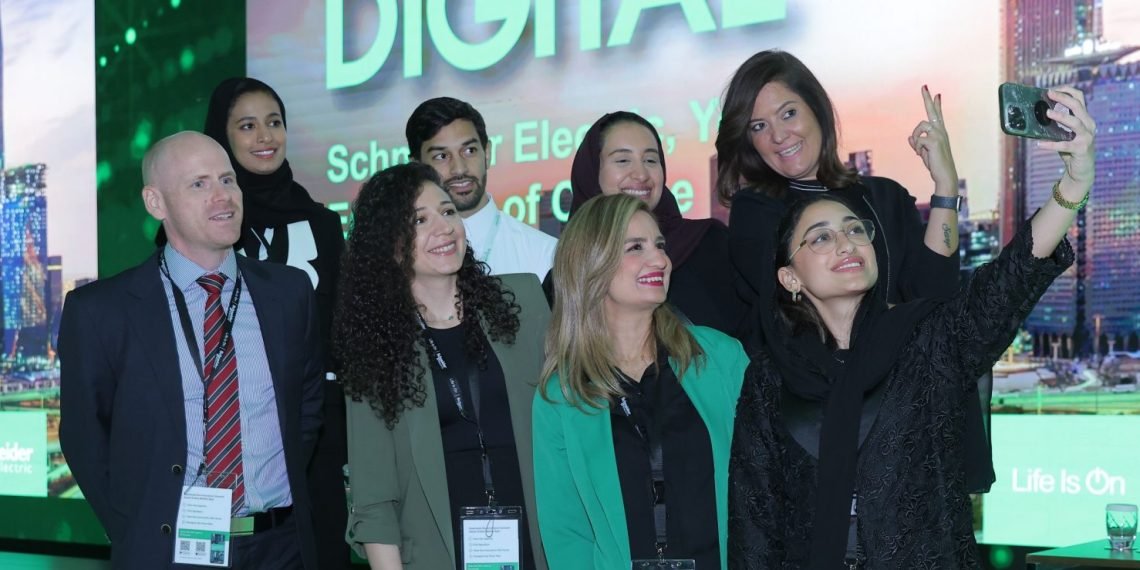 تدريب طلبة سعوديين على التكنولوجيا