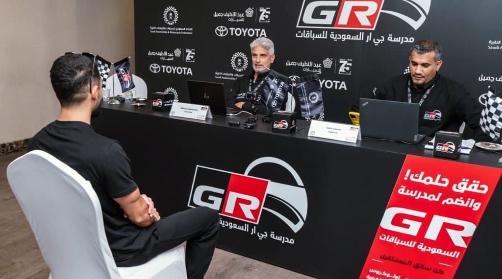 سعوديات في مدرسة جازو ريسينج السعودية للسباقات