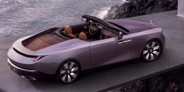 سيارة رولز-رويس Amethyst Droptail بلون حجر الجمشت