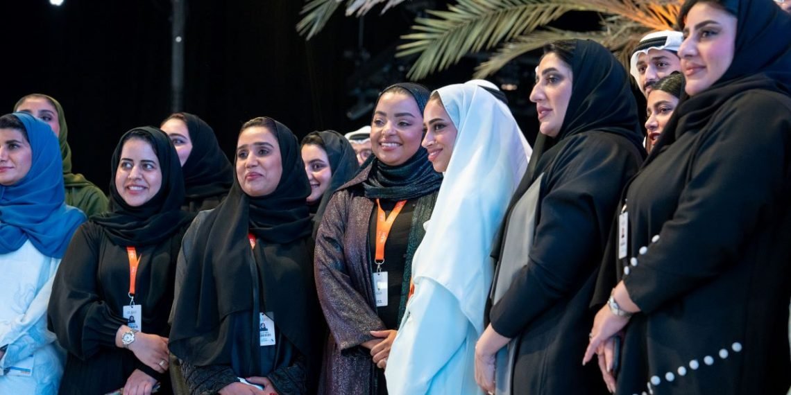 متطوعون اماراتيون شباب