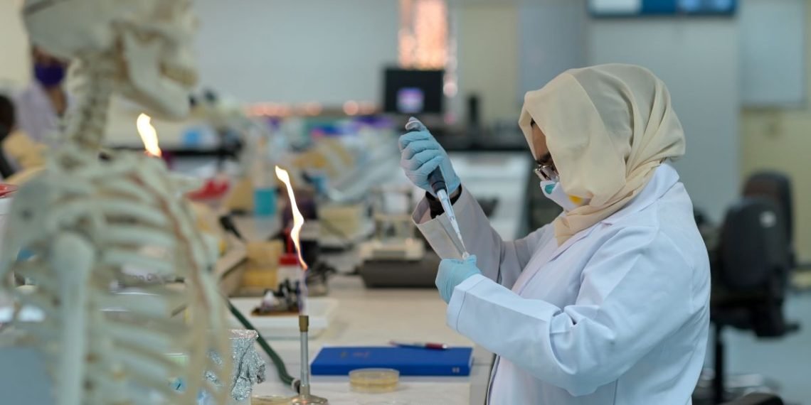 منحة لطلبة الجامعة الأمريكية بالشارقة