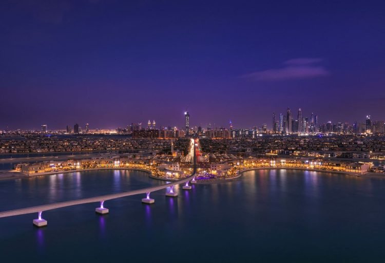 بتوجيهات الشيخة هند بنت مكتوم بن جمعة آل مكتوم، حرم الشيخ محمد آل مكتوم، أطلقت هيئة تنمية المجتمع في دبي اليوم، برنامج "أعراس دبي"، لدعم الاماراتيين المقبلين على الزواج في دبي. حزم مساعدات وكشفت هيئة تنمية المجتمع في دبي، أن البرنامج سيتضمّن حِزَم من المبادرات تسهّل تكوين أُسَر سعيدة تتوفر لها مقومات جودة الحياة والاستقرار ، ومنها تحمُّل كافة نفقات حفلات الزفاف للمواطنين من إمارة دبي الراغبين في الزواج بمواصفات ومعايير تتلاءم مع تطلعاتهم، بشرط أن تكون الزوجة من مواطني دولة الإمارات. قاعات زفاف مجانية ويقدّم برنامج "أعراس دبي" حزمة من المحفزات التي تساعد على خفض تكاليف الزواج، حيث يوفر البرنامج خدمات التخطيط للزواج، وإقامة حفلات الزفاف في القاعات العصرية والمجهزة بشكل كامل في عدد من المناطق بدبي: البرشاء والليسيلي وحتّا، وقريباً قاعة الطوار، بالإضافة إلى تقديم برامج توعوية واستشارات أسرية إلى حديثي الزواج والشباب حول التخطيط للزواج وإدارة الأسرة والشؤون المالية. التسجيل في برنامج أعراس دبي ويمكن التسجيل في برنامج "أعراس دبي" لجميع المواطنين الراغبين في الزواج من إمارة دبي، بشرط:أن تكون الزوجة من مواطني الإمارات. ويمكن للراغبين في الاستفادة من خدمات برنامج أعراس دبي التسجيل في منصة "إماراتي" التي تغطي احتياجات المواطنين من خدمات المدينة بسهولة وتكامل وأمان، وذلك ضمن التطبيق الذكي الشامل لخدمات المدينة "دبي الآن". بتوجيهات الشيخة هند بنت مكتوم بن جمعة آل مكتوم، حرم الشيخ محمد آل مكتوم، أطلقت هيئة تنمية المجتمع في دبي اليوم، برنامج "أعراس دبي"، لدعم الاماراتيين المقبلين على الزواج في دبي. حزم مساعدات وكشفت هيئة تنمية المجتمع في دبي، أن البرنامج سيتضمّن حِزَم من المبادرات تسهّل تكوين أُسَر سعيدة تتوفر لها مقومات جودة الحياة والاستقرار ، ومنها تحمُّل كافة نفقات حفلات الزفاف للمواطنين من إمارة دبي الراغبين في الزواج بمواصفات ومعايير تتلاءم مع تطلعاتهم، بشرط أن تكون الزوجة من مواطني دولة الإمارات. قاعات زفاف مجانية ويقدّم برنامج "أعراس دبي" حزمة من المحفزات التي تساعد على خفض تكاليف الزواج، حيث يوفر البرنامج خدمات التخطيط للزواج، وإقامة حفلات الزفاف في القاعات العصرية والمجهزة بشكل كامل في عدد من المناطق بدبي: البرشاء والليسيلي وحتّا، وقريباً قاعة الطوار، بالإضافة إلى تقديم برامج توعوية واستشارات أسرية إلى حديثي الزواج والشباب حول التخطيط للزواج وإدارة الأسرة والشؤون المالية. التسجيل في برنامج أعراس دبي ويمكن التسجيل في برنامج "أعراس دبي" لجميع المواطنين الراغبين في الزواج من إمارة دبي، بشرط:أن تكون الزوجة من مواطني الإمارات. ويمكن للراغبين في الاستفادة من خدمات برنامج أعراس دبي التسجيل في منصة "إماراتي" التي تغطي احتياجات المواطنين من خدمات المدينة بسهولة وتكامل وأمان، وذلك ضمن التطبيق الذكي الشامل لخدمات المدينة "دبي الآن". اطلاق برنامج أعراس دبي