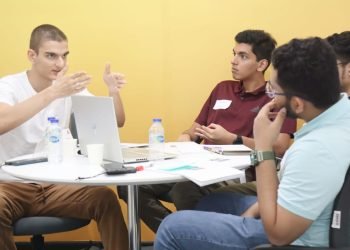 طلبة من الجامعة الأمريكية بالشارقة