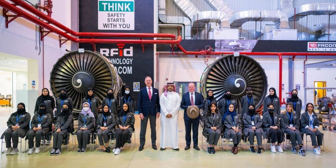 المتدربات السعوديات على هندسة الطيران