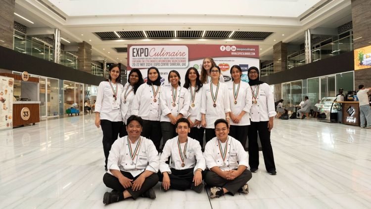 الطلاب الفائزون من كلية دبي للسياحة