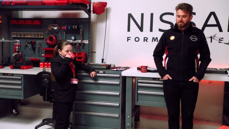 السيارات الكهربائية والشباب